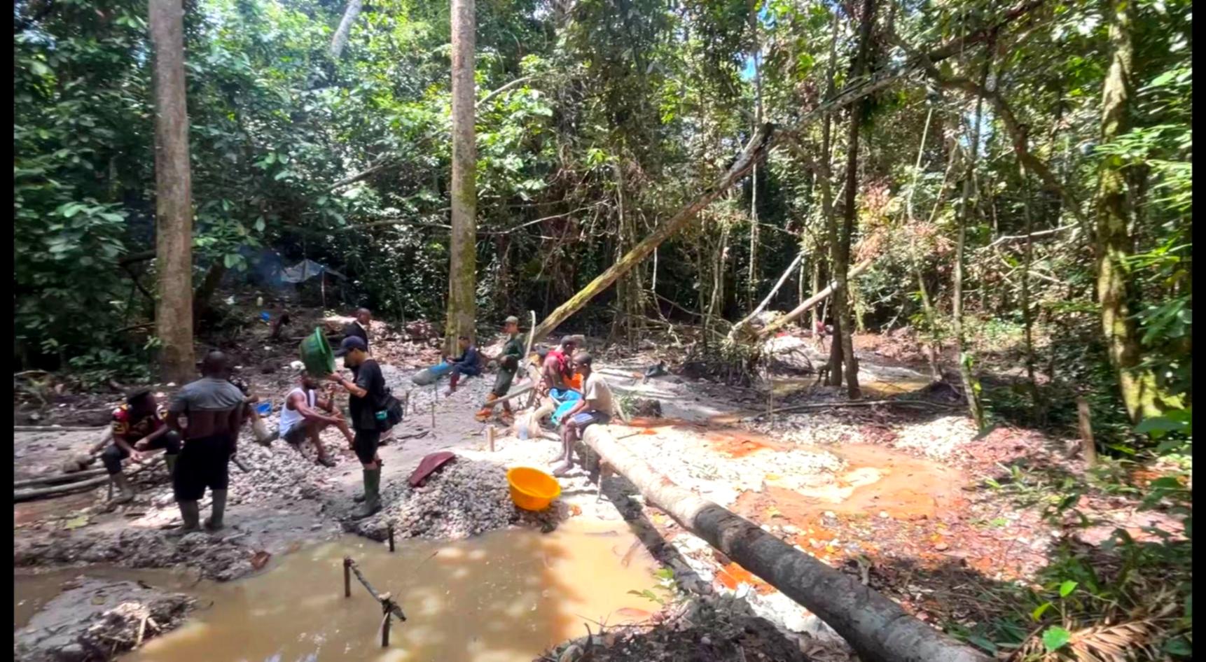 本地手工开采现场